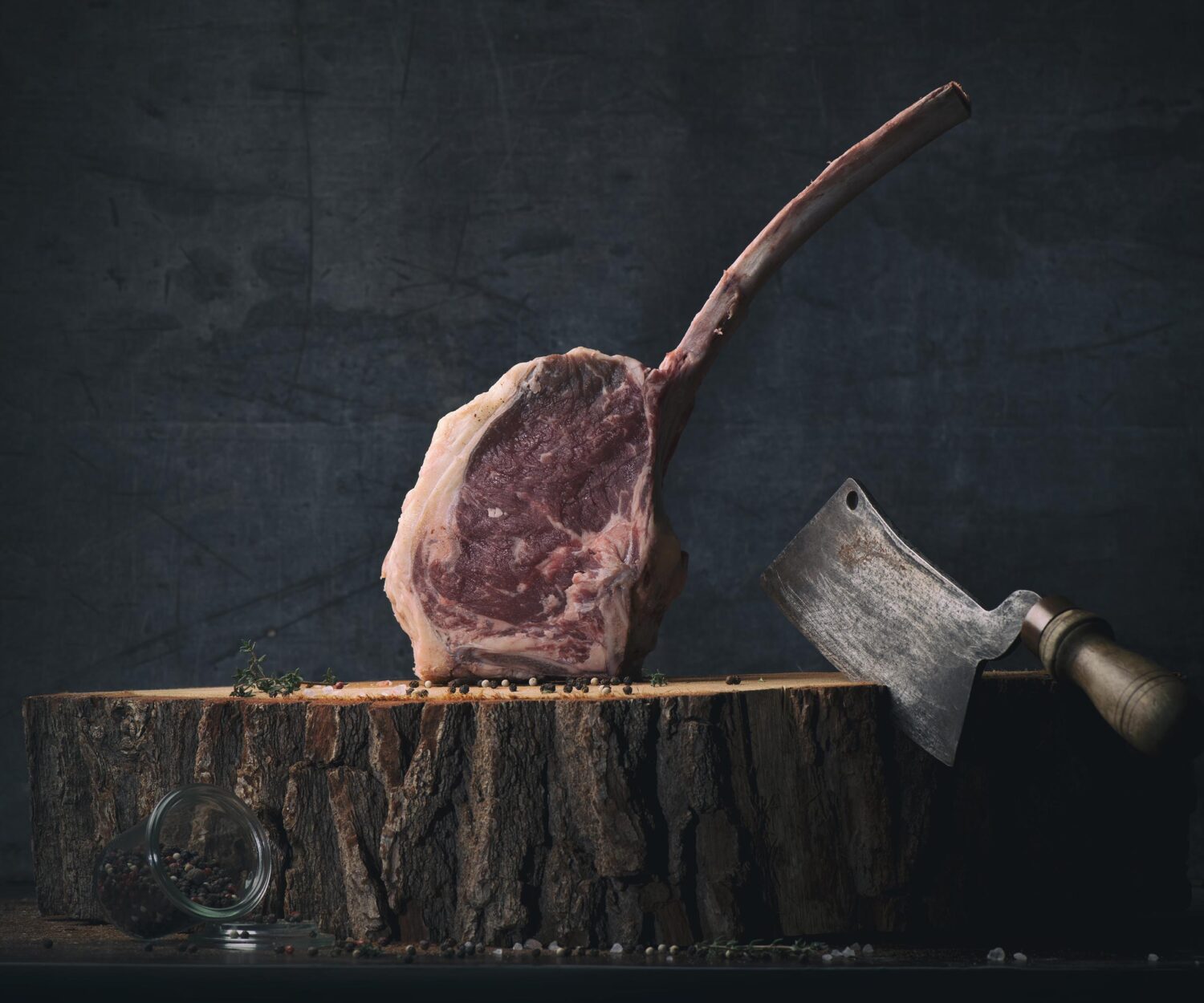Kreative Food Photography eines Tomahawksteaks mit Licht und Schatteneffekt.