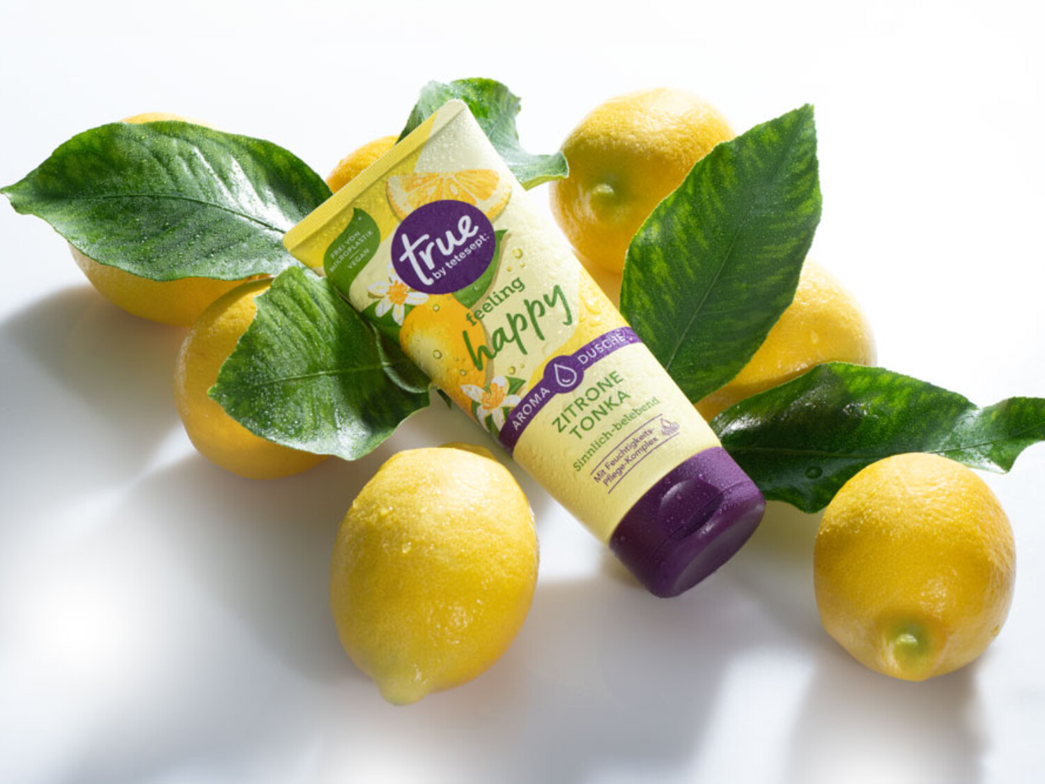 Kreatives Flatlay mit Accessoires – Produktinszenierung für Social Media