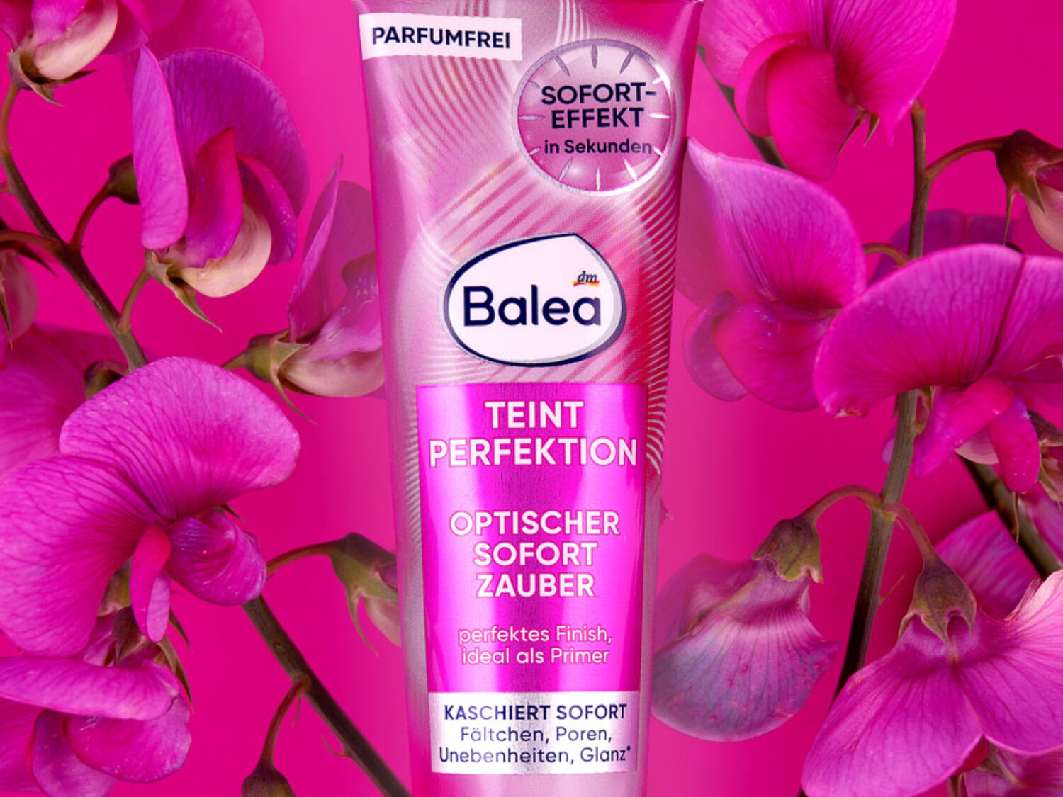 Balea Teint Perfektion in hochwertiger Beauty Produktfotografie mit pinker Blüteninszenierung